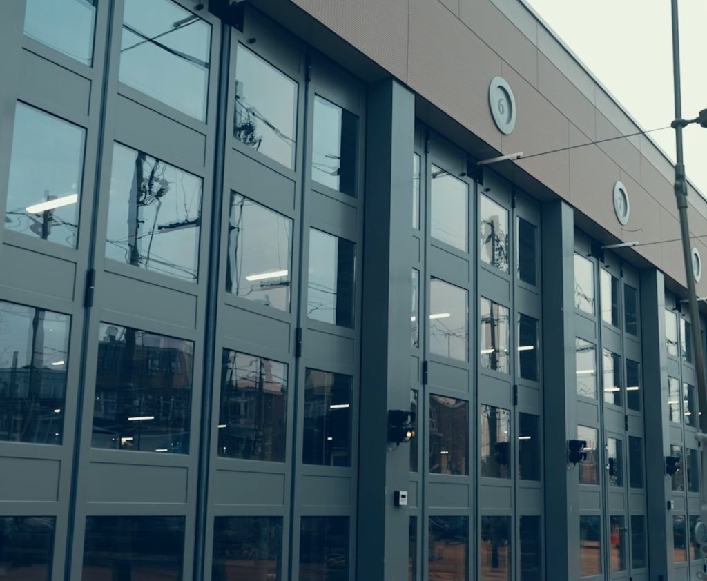 Modern gebouw met grote glazen deuren.