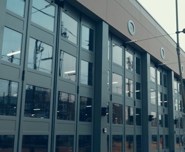 Modern gebouw met grote glazen deuren.