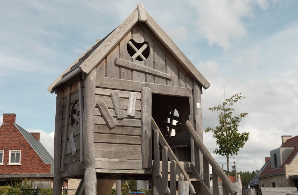 Houten speelhuisje met hartvormig raam