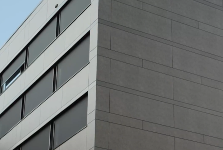 Grijze kantoorgebouw met ramen en gevelbekleding