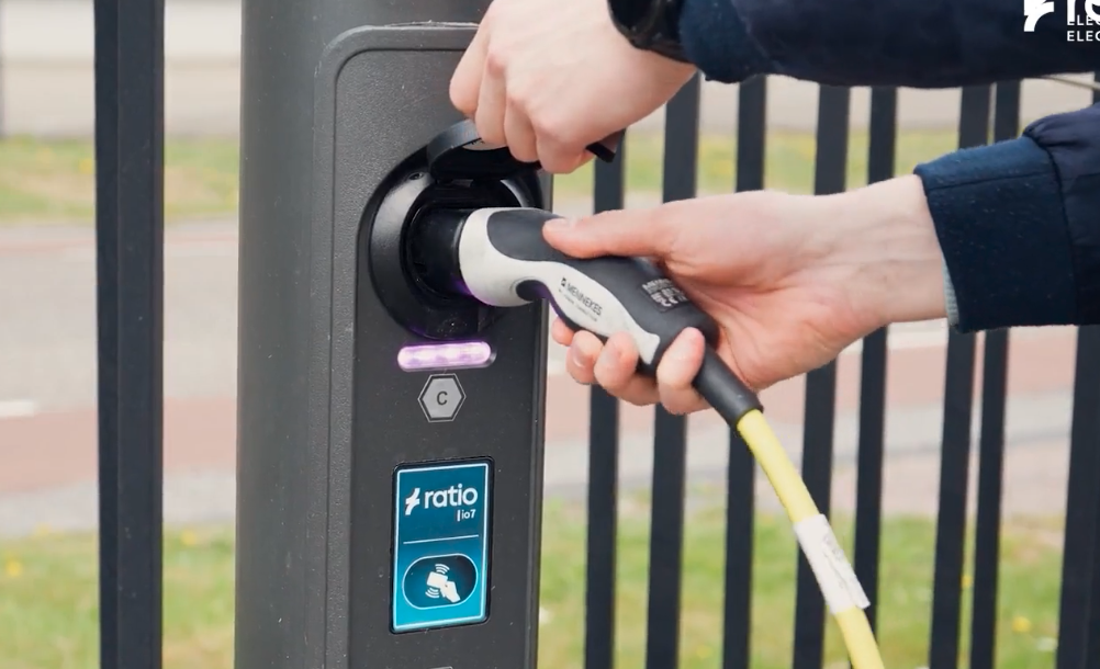 Opladen elektrische auto bij laadpaal op straat