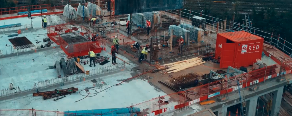 Bouwplaats met arbeiders en materialen