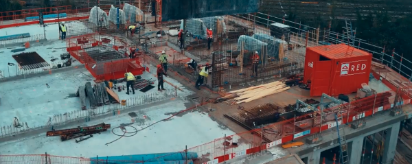 Bouwplaats met arbeiders en materialen