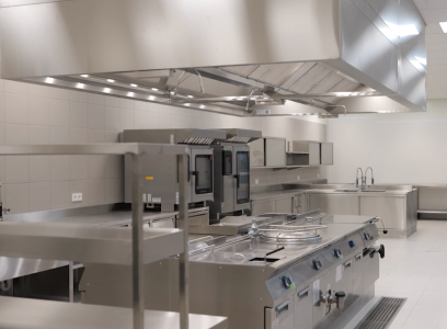 Moderne industriële keuken met roestvrijstalen apparatuur