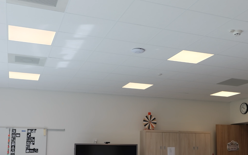 Kantoortuin plafond met verlichting en meubels
