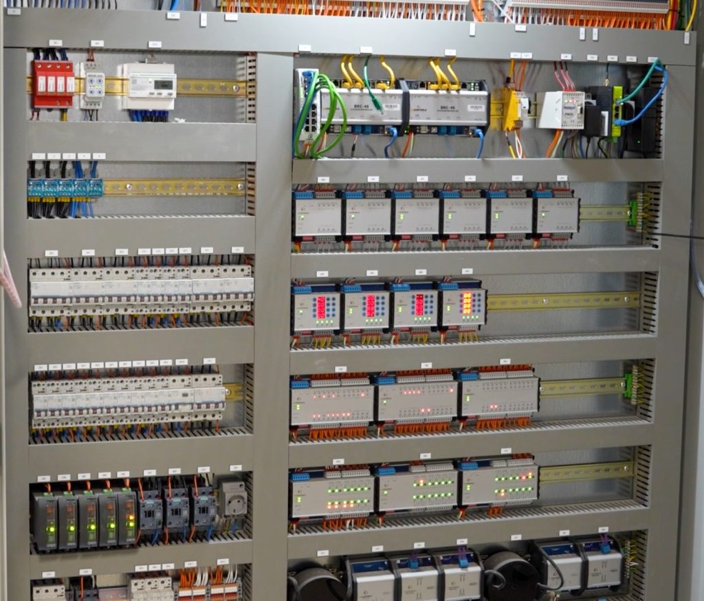 Elektriciteitskast met knoppen en bedrading