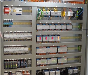 Elektriciteitskast met knoppen en bedrading