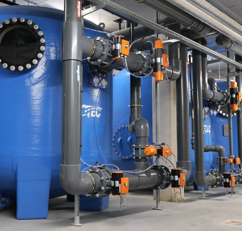 Blauwe industriële waterfilters met zwarte buizen