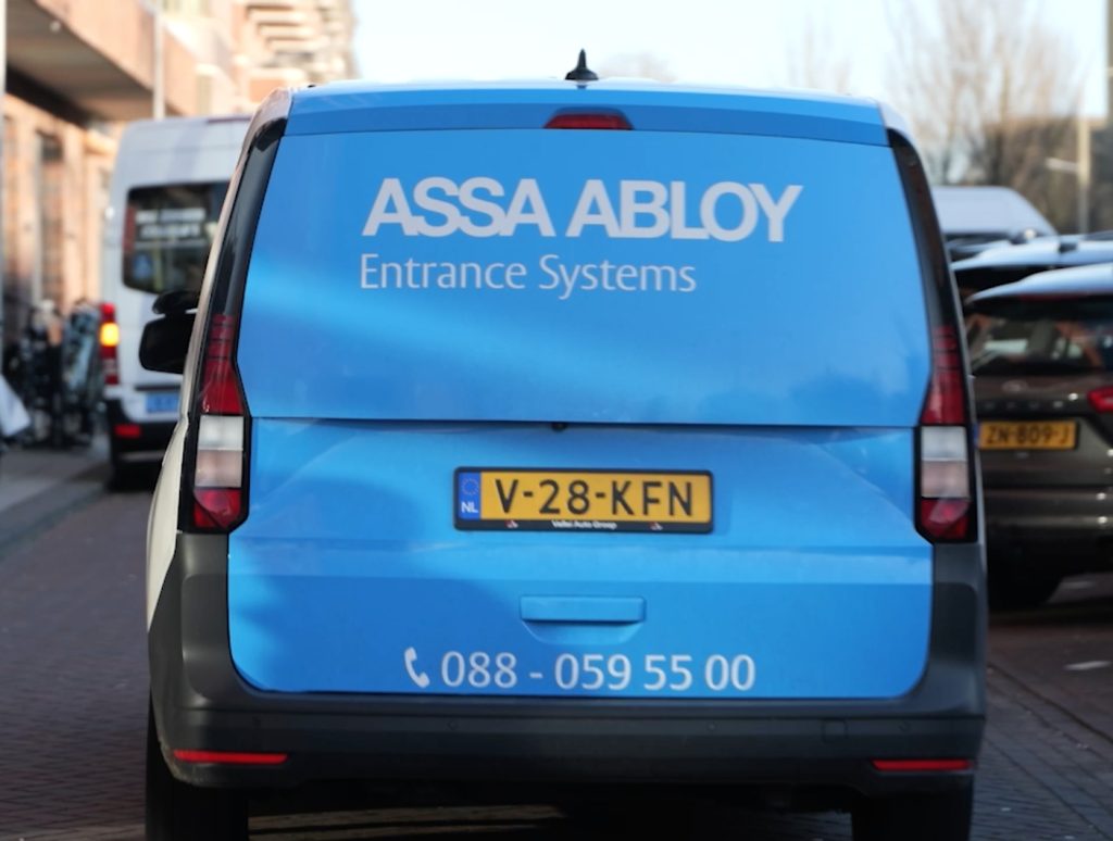 Achterkant blauwe bestelbus met bedrijfsnaam.