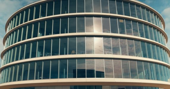 Modern kantoorgebouw met glazen gevel en reflecties