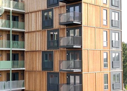 Moderne houten appartementen met balkons