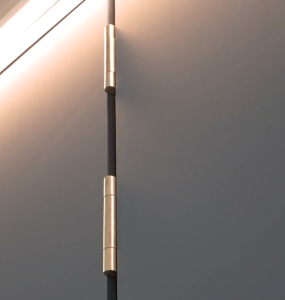 Moderne wandlamp op blauwe muur