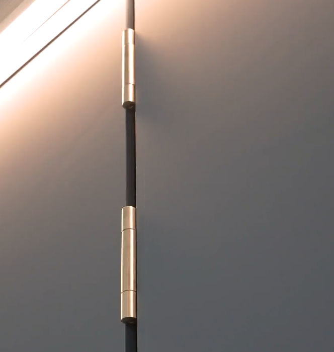 Moderne wandlamp op blauwe muur