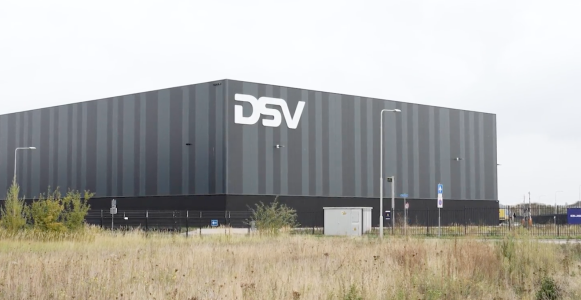 Groot donker gebouw met DSV-logo
