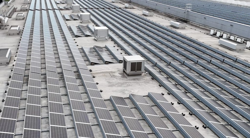 Dak met zonnepanelen en ventilatiesystemen
