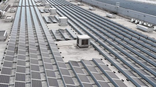 Dak met zonnepanelen en ventilatiesystemen