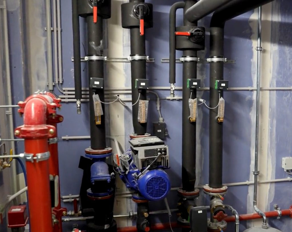 Technische pijpleidingen en pompen in machinekamer