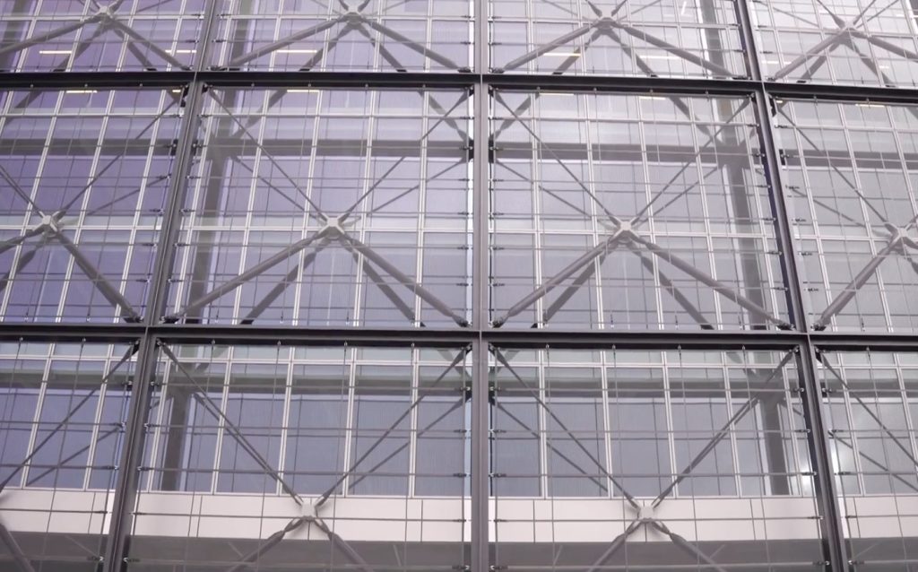 Glazen gevel van modern gebouw met metalen structuur