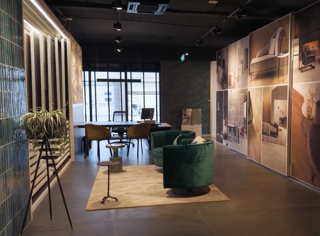 Moderne showroom met stijlvolle meubels en muurdecoraties.