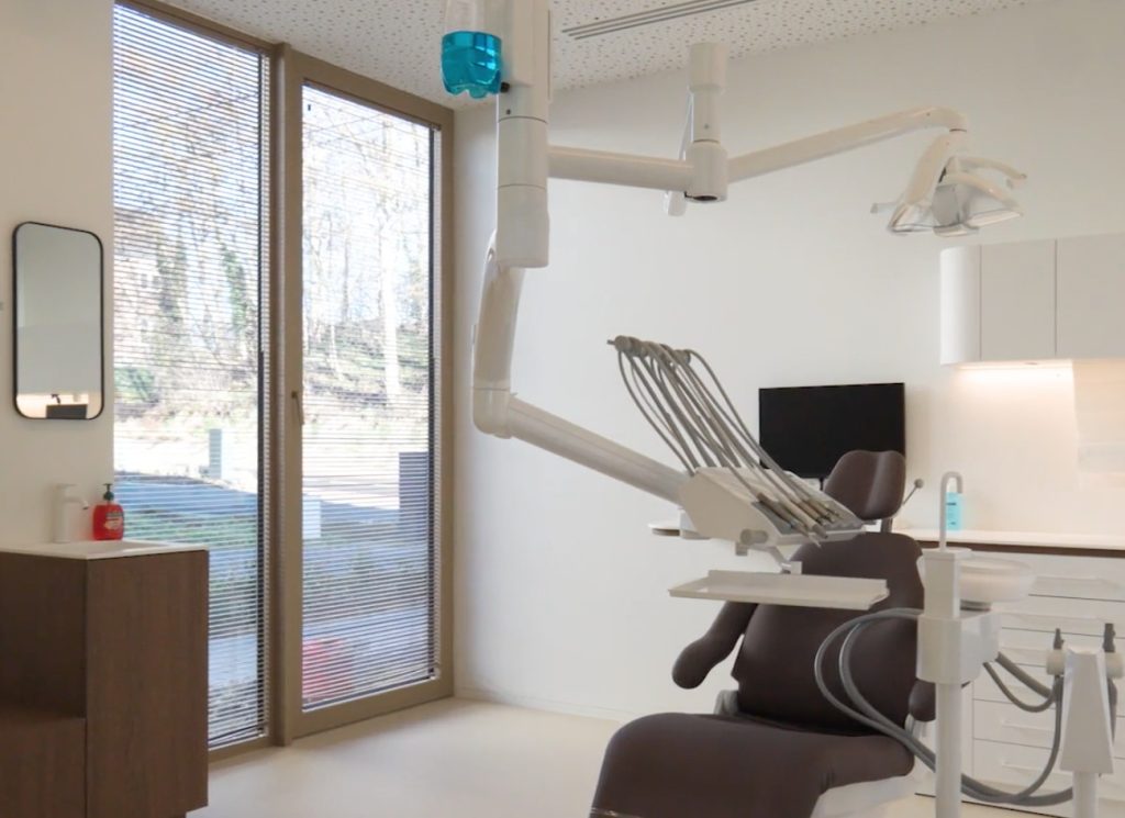 Moderne tandartsstoel in lichte kamer met apparatuur