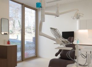 Moderne tandartsstoel in lichte kamer met apparatuur