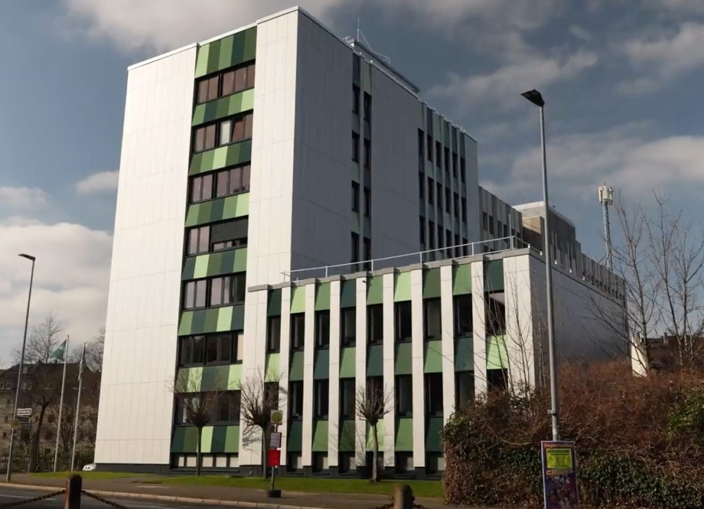 Modern kantoorgebouw met groene accenten