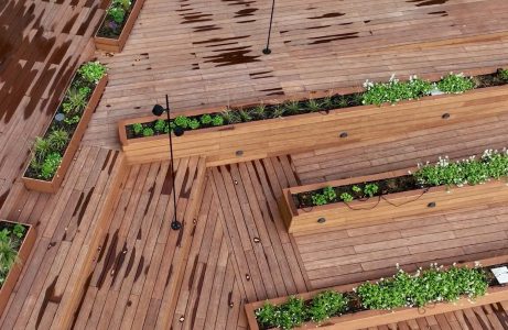 Houten terras met groene plantenbakken