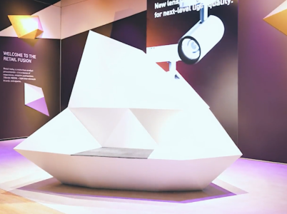 Moderne witte geometrische bank in showroom