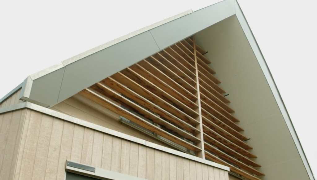 Houten gevel met moderne architectuur