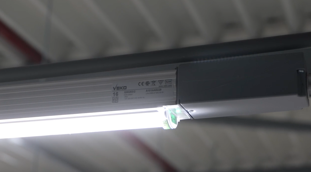 LED TL-armatuur aan plafond gemonteerd