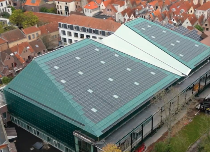 Gebouw met zonnepanelen op het dak in stedelijk gebied