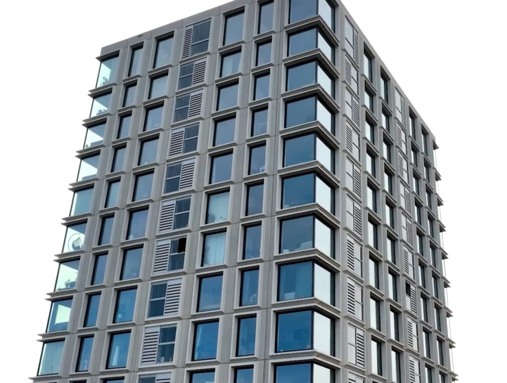 Modern hoog gebouw met glasgevel