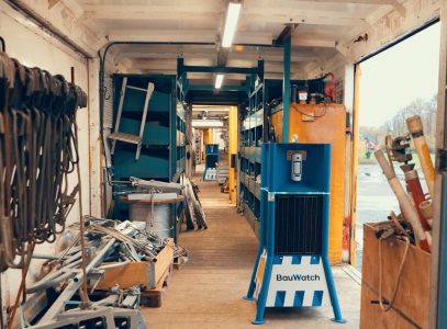 Opgeruimde opslagruimte met gereedschappen en apparatuur.